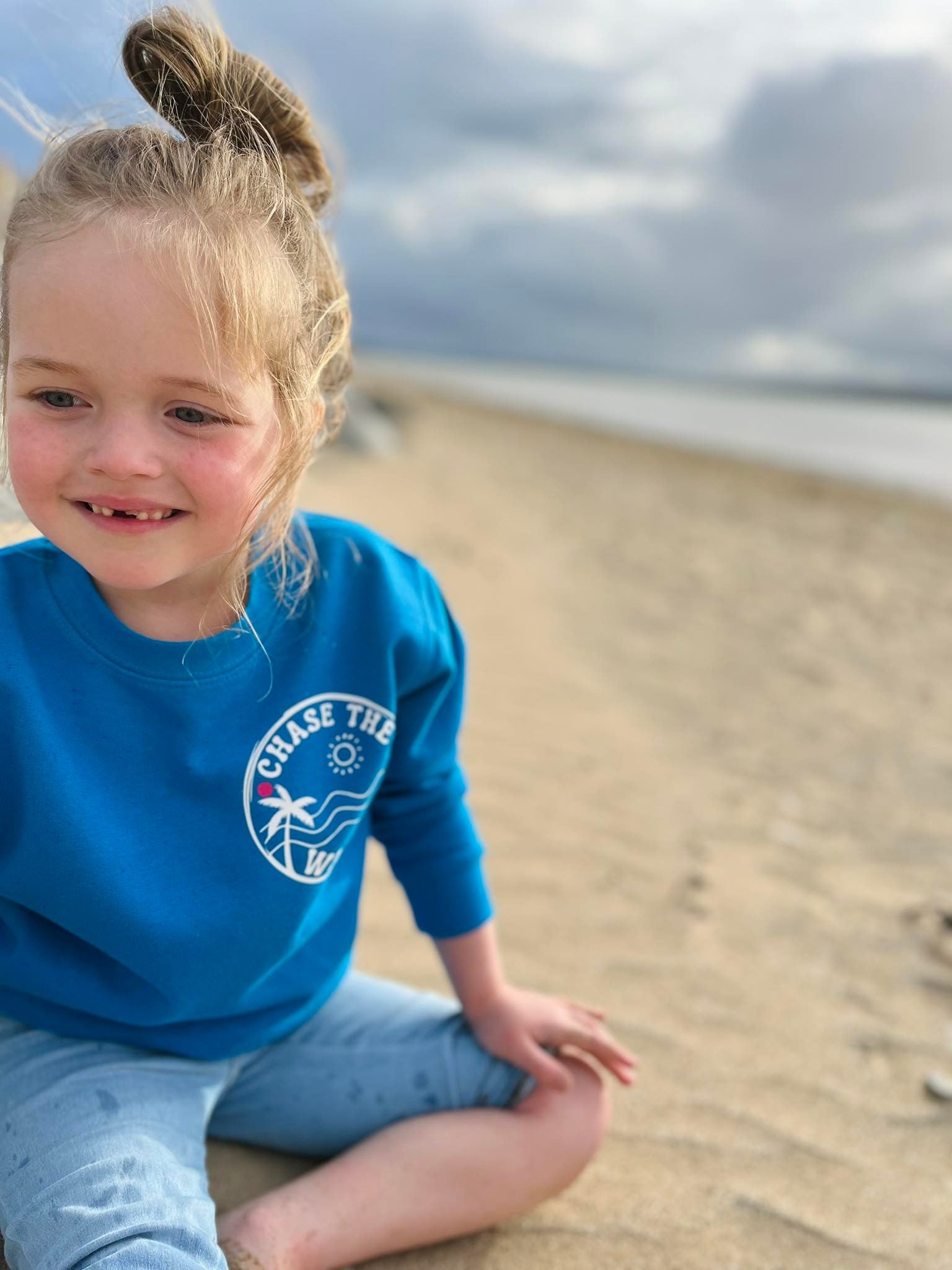 CHASE THE WAVES KIDS SWEATER