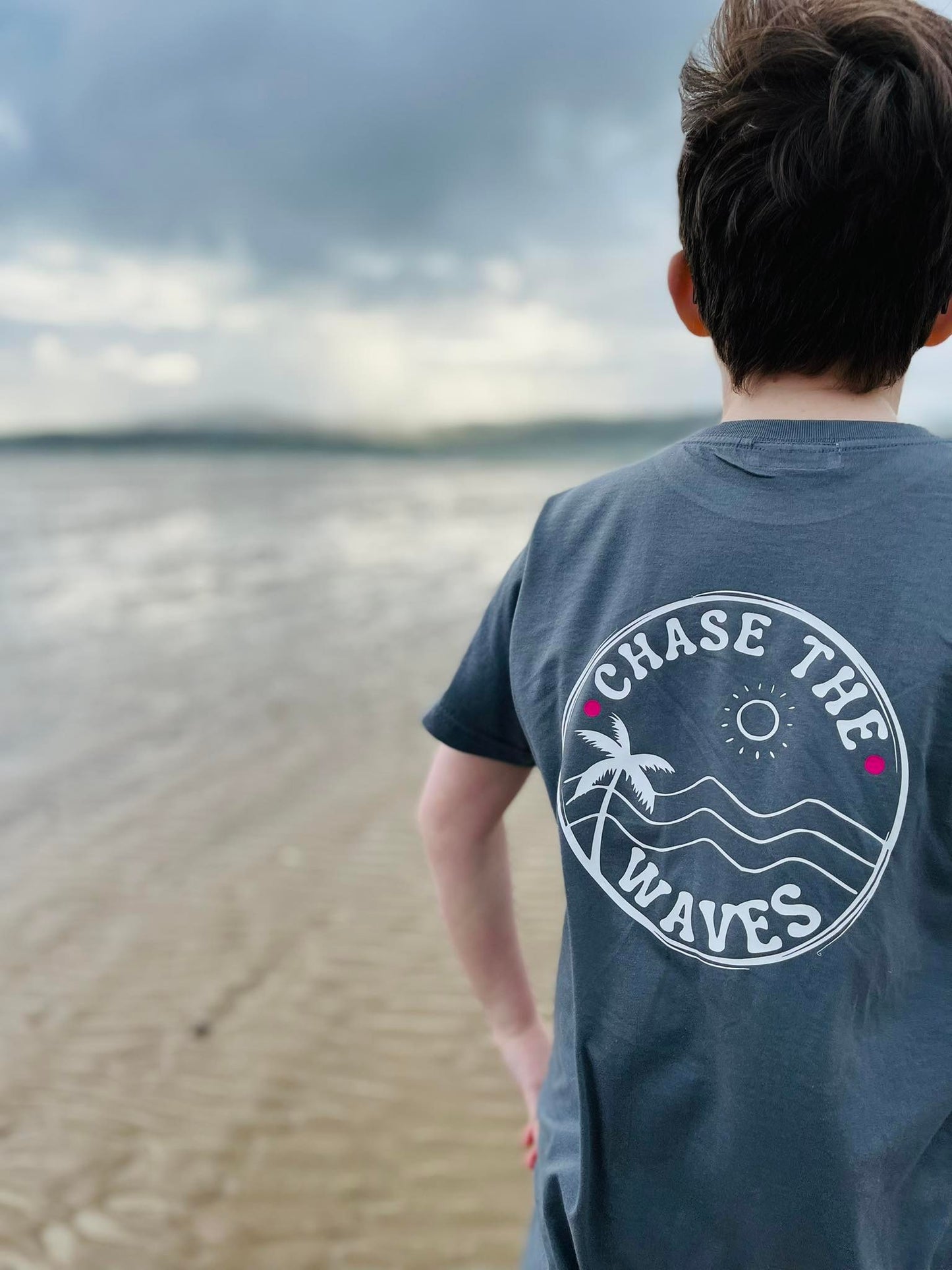 CHASE THE WAVES KIDS TEE